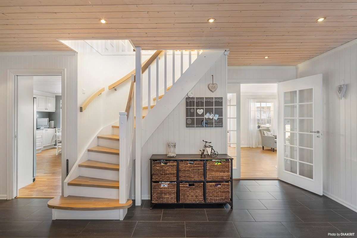 Svært romslig hall som gir et solid førstinntrykk Galleribilde