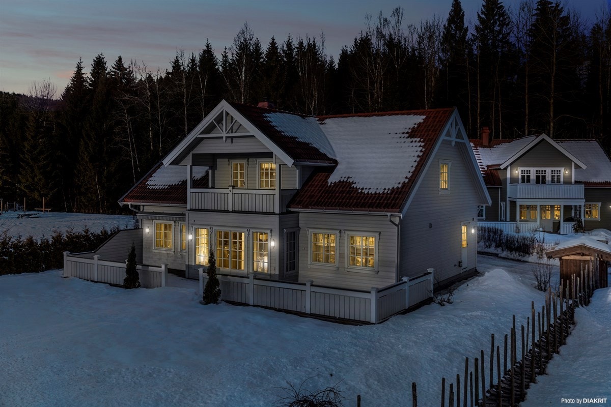 Fasade - kveldsbilde Galleribilde