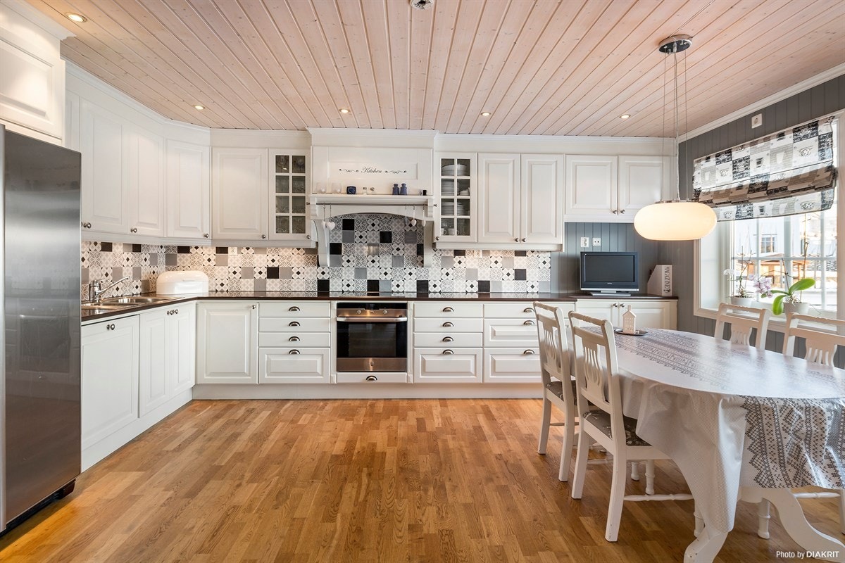 Tidløst og moderne kjøkken med integrerte hvitevarer Galleribilde