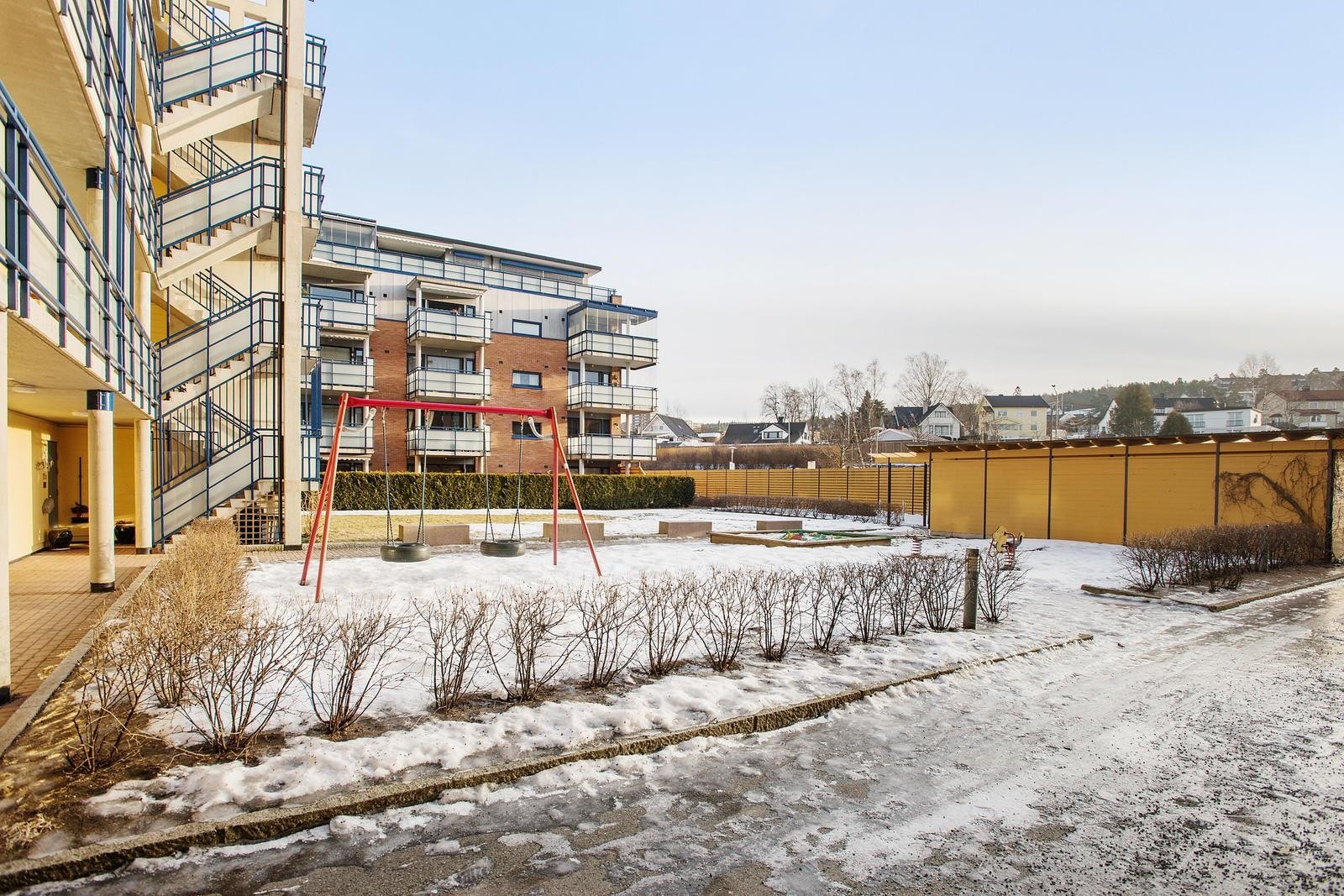 Fellesarealene er velstelte og pent opparbeidet med gressplen, hekk og annen beplantning. Galleribilde