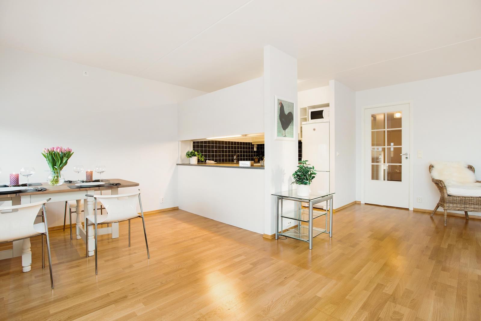 Spiseplass i tilknytting til kjøkken. Galleribilde