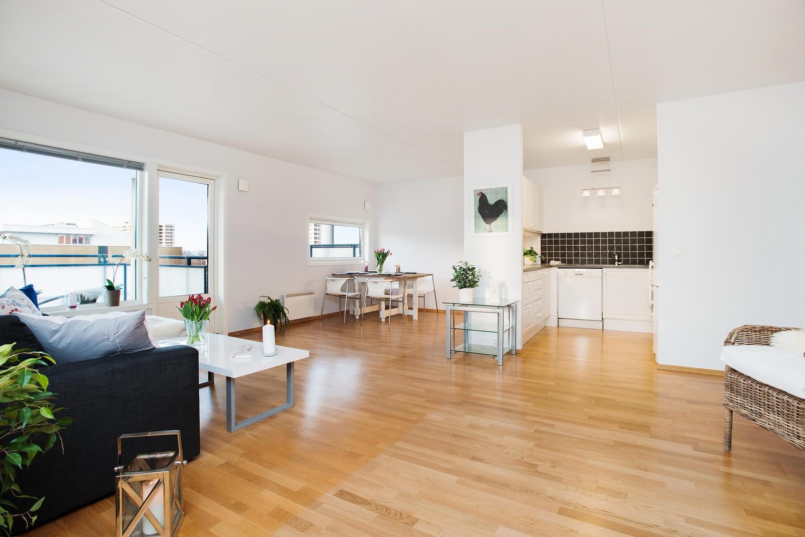 Lys og romslig stue med god plass til sofadel, TV-seksjon og spisestue. Galleribilde