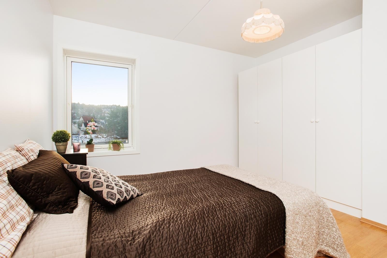 Soverom med stor garderobe. Galleribilde