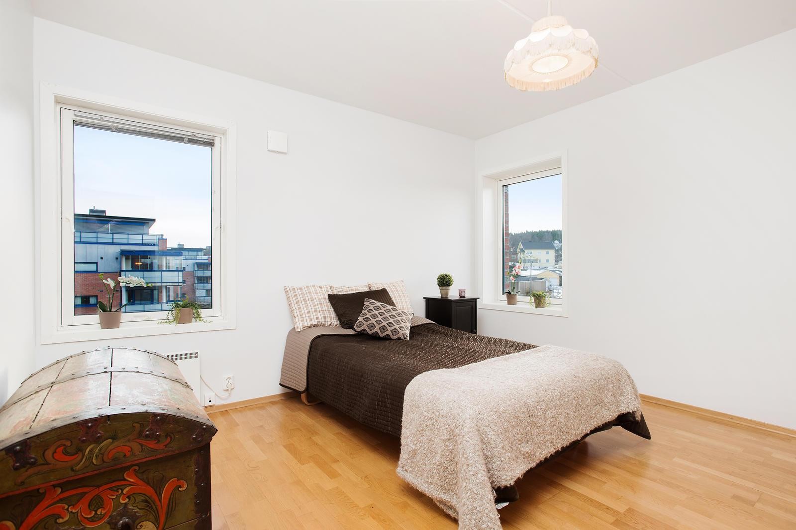 Masterrom med store vindusflater. Galleribilde