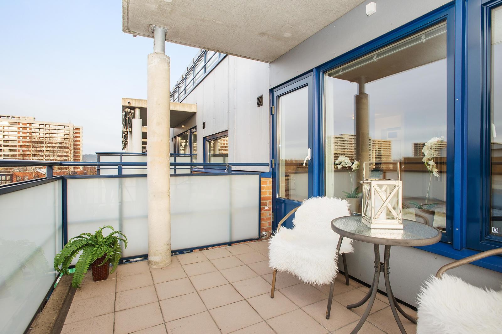 Meget koselig sydvestvent balkong på ca. 10,5 m² med adkomst fra stue. Galleribilde