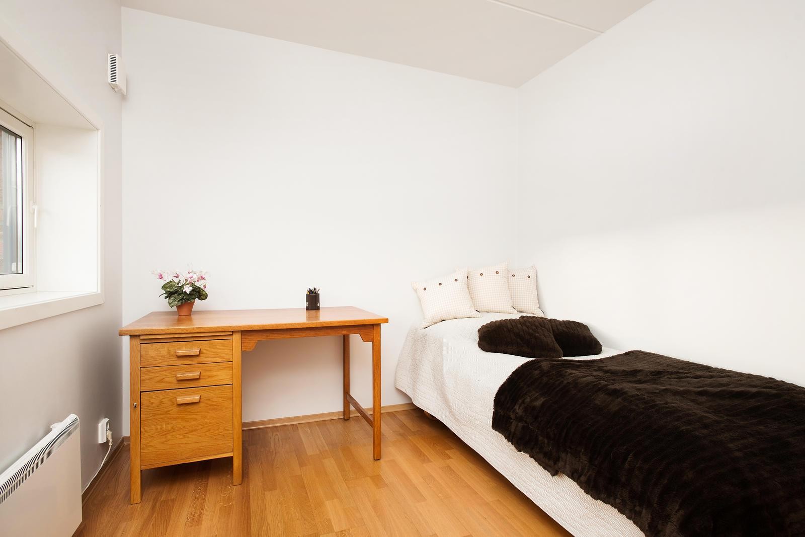 Soverom II med plass til seng og kontorplass. Galleribilde