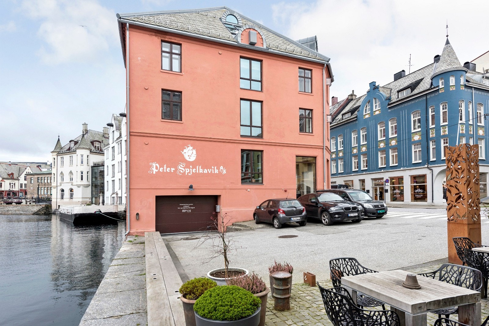 Fasade og adkomst garasje Galleribilde