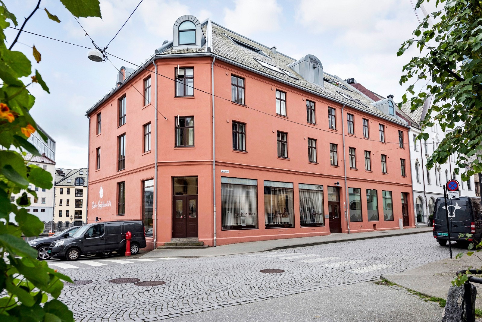 Fasade- leiligheten er hjørneleilighet som vender mot Brosundet og Apotekergata Galleribilde