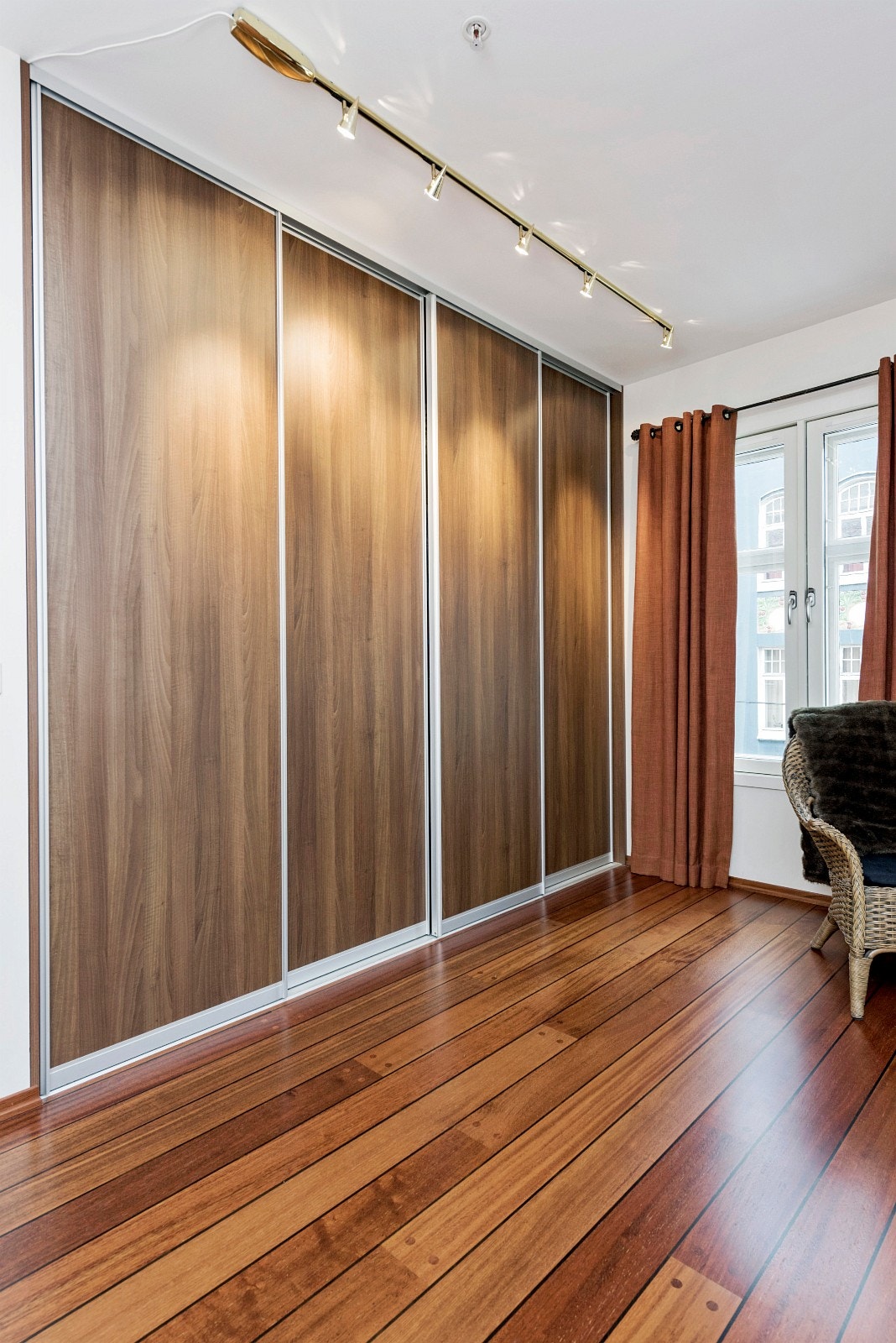 Garderobe i hovedsoverom Galleribilde