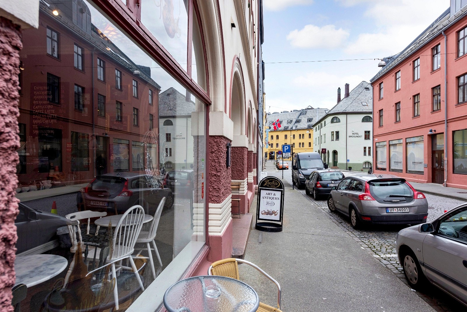 Nærområdet med kafeer, slakter og Hotel Brosundet Galleribilde