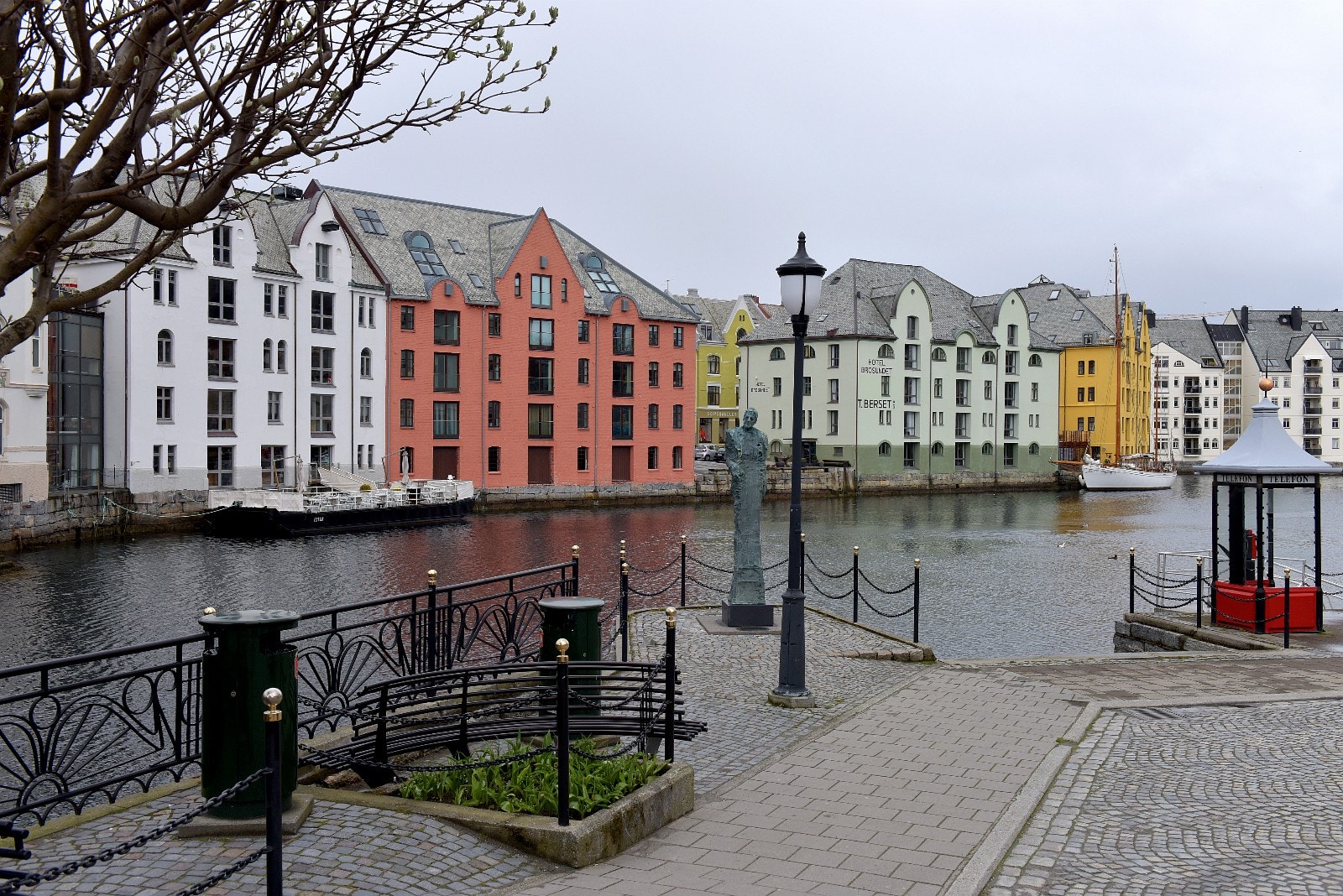 Fasade og flott beliggenhet Galleribilde