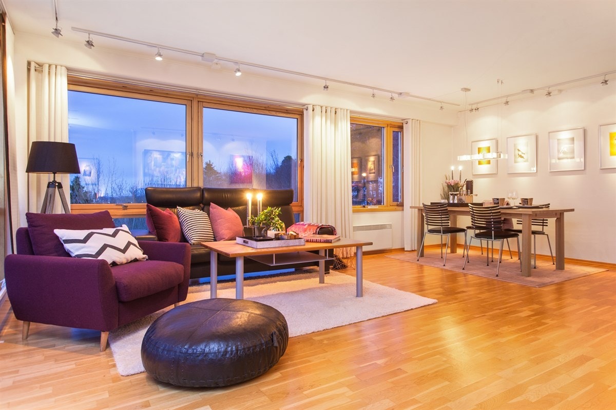 Stuen byr også på eksklusive lysskinner hvor man kan justere lyset etter behov og ønske for å skape en personlig og god lyssetting til sitt hjem. Galleribilde