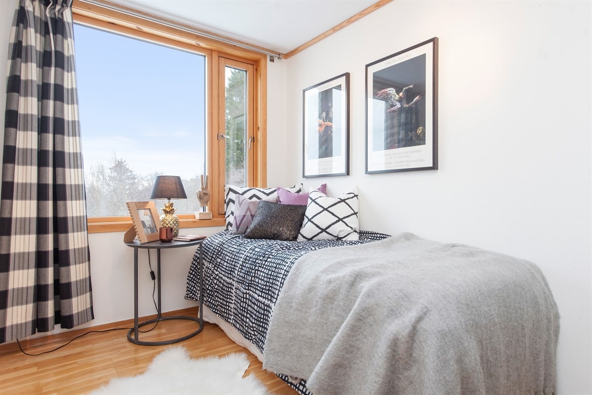 Leilighetens andre soverom ligger skjermet til i enden av leiligheten og er lyst og lett. Rommet kan by på samme, herlige utsikt som hovedsoverommet. Galleribilde