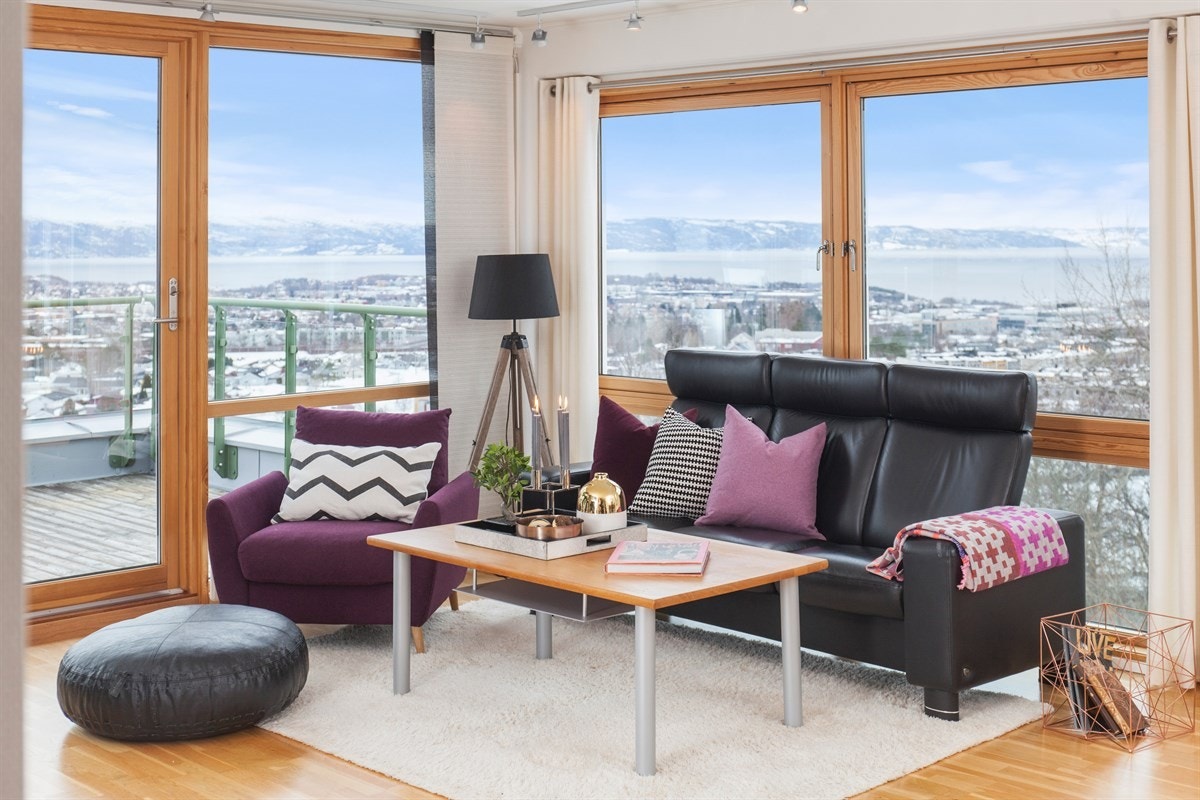 På vegg mot vest/terrasse er det ytre persienner (Scandic) på alle vindusflater, samt markise som dekker hele terrassen (23 kvm). Både persienner og markise reguleres valgfritt fra veggpanel/brytere eller via fjernkontrollen. Galleribilde