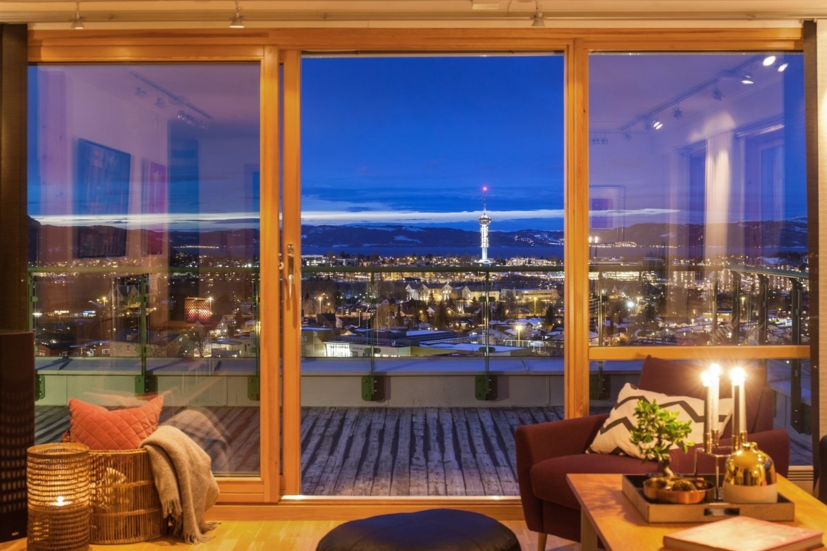 Leiligheten har panorama gjennom store vindusflater. Fritt eksponert ligger hele Trondheim by foran deg, med all sin prakt. Galleribilde