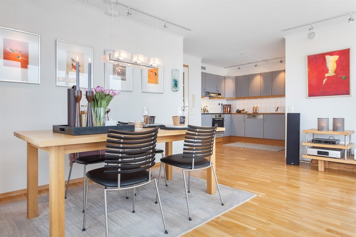 Det er åpen stue-/kjøkkenløsning og god plass til en stor spisestue der man kan ha mange gjester til hyggelig middagsselskap og samtidig nyte utsikten. Galleribilde