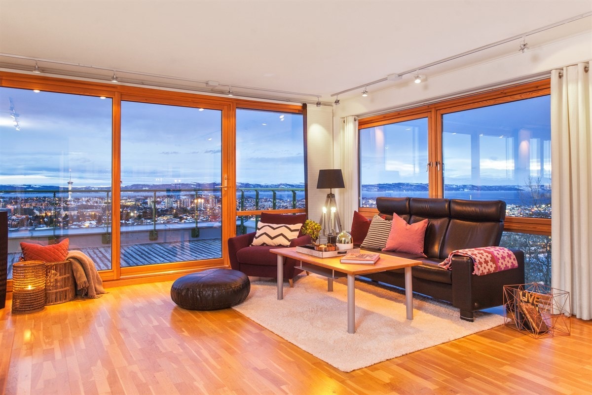 Her finner man både plass for å trekke seg tilbake og slappe av, eller lene seg frem å ta inn byen og by livet med en unik oversikt og nærhet. Galleribilde