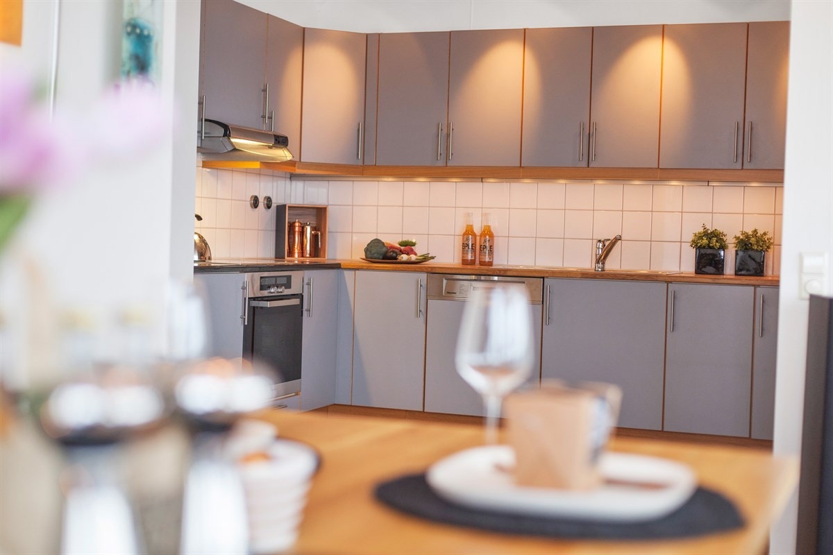 Et lekkert, lunt og stilig kjøkken som frister. Alt av hvitevarer er integrert og gir kjøkkenet en lekker helhet. Galleribilde