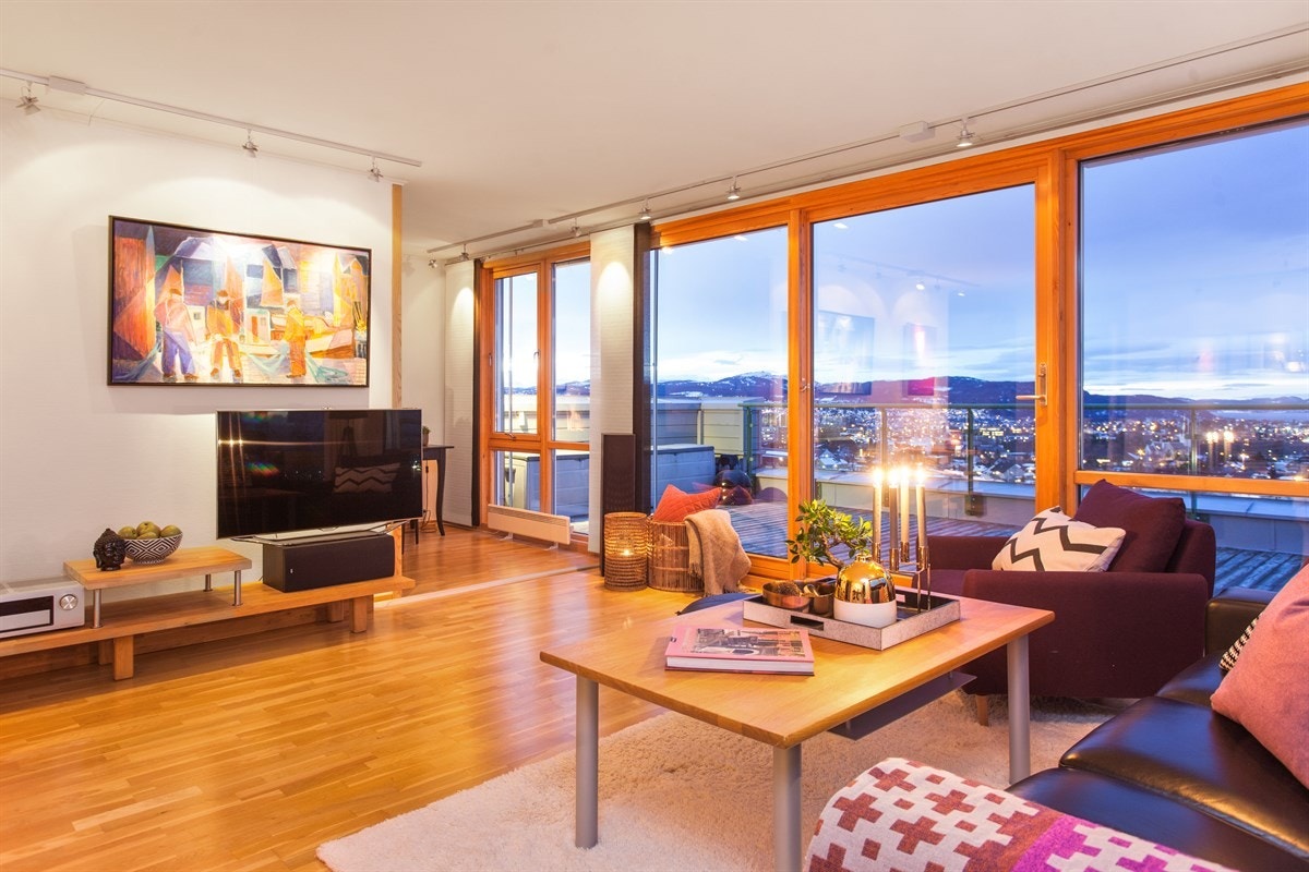 Stuen kan by på mange gode kvaliteter, da den er delt i to med en enkel skillevegg. Galleribilde