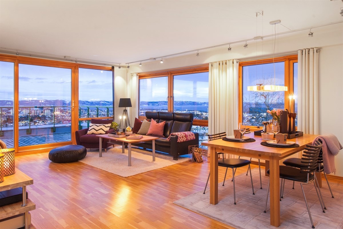 Velkommen inn til denne flotte leiligheten med en helt fenomenal utsikt. Denne stuen har en drømmebeliggenhet. Galleribilde