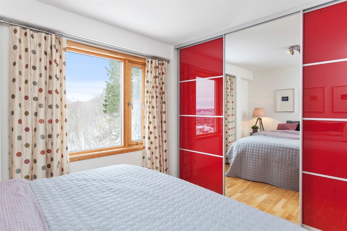 Stor skyvedørsgarderobe med speilfront. Garderoben er innebygd og har en fin finish og rikelig med lagringsplass. Soverommet har dimbart lys i tak. Galleribilde
