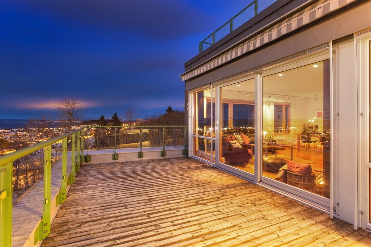 Leiligheten kan by på en stor og deilig terrasse med gode solforhold og en helt fantastisk utsikt. Galleribilde