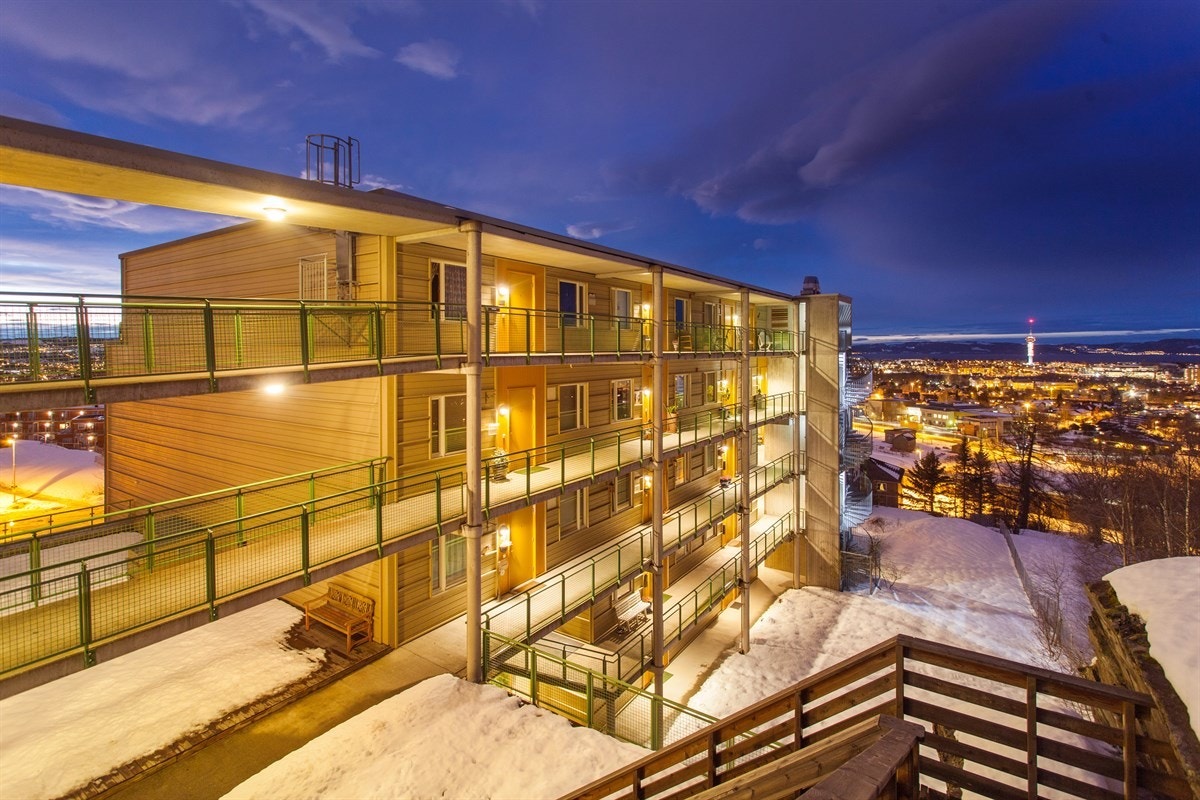 En god stemning på vinterkveldene, med lyset fra byen og Bergheim Amfi. Leiligheten ligger helt ytterst mot Trondheim by. Galleribilde
