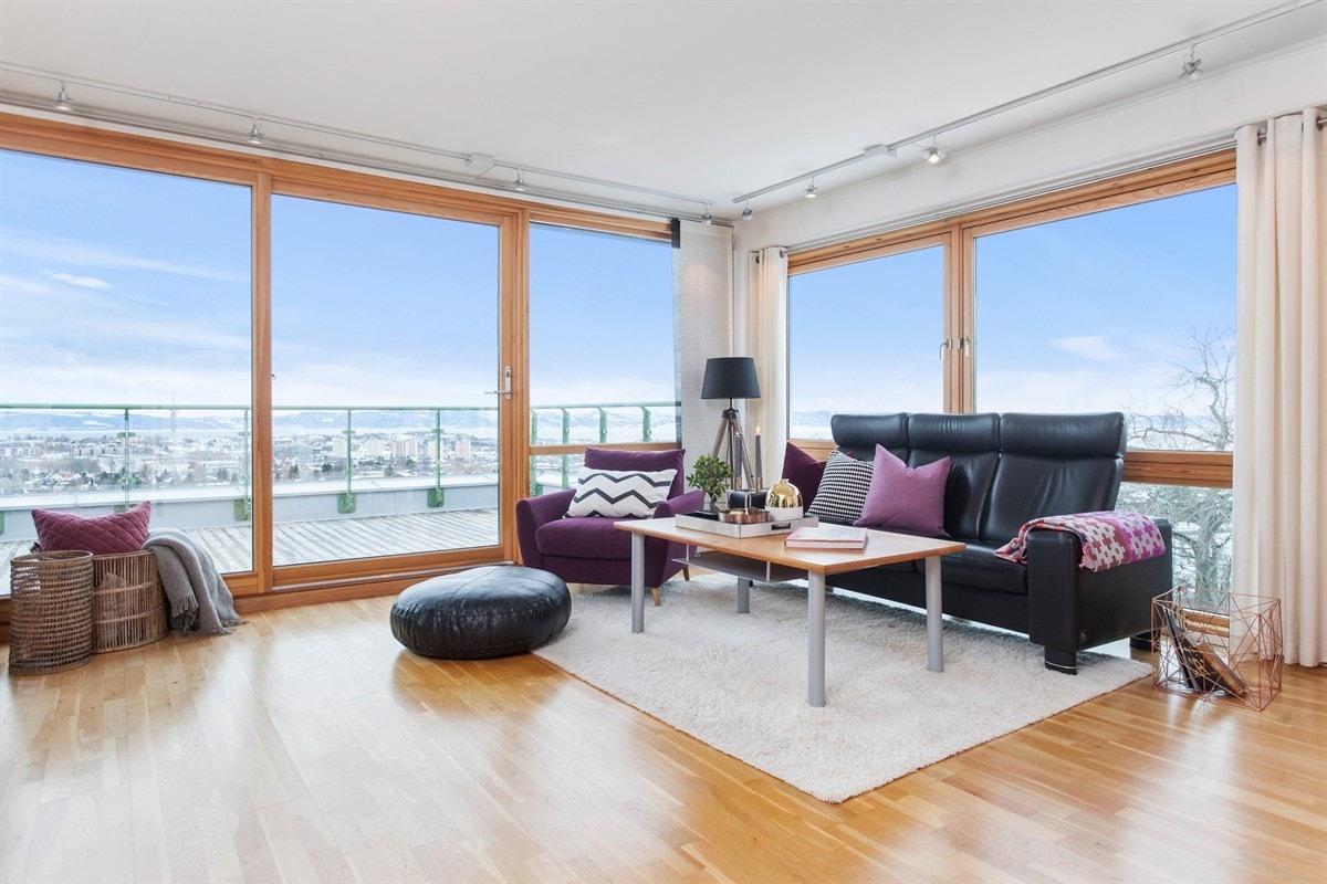 Det er totalt 29 stk iGuzzini (Italia) spotlights, fordelt på 5 skinner. Hver skinne har sin egen lysregulering/dimming, som kan reguleres manuelt på veggpanel med brytere eller via mobilt/bærbar fjernkontroll (X-comfort). Galleribilde