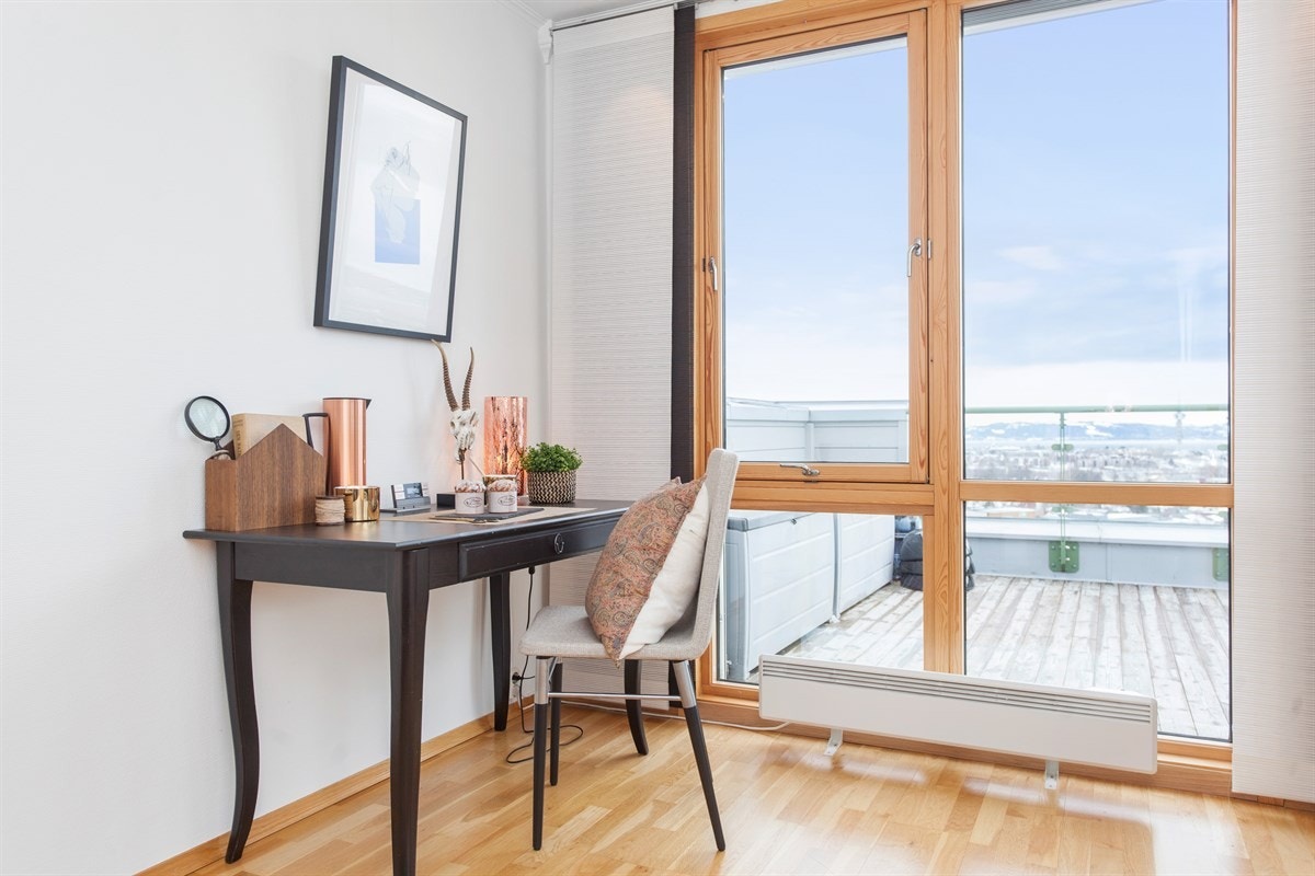 Også denne dele av stuen har store vindusflater og fantastisk utsikt. Galleribilde