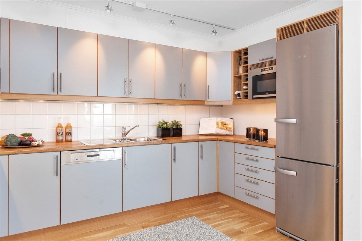 Det er riktig god benkeplass og skapplass, noe som kommer godt med i hjemmet. Galleribilde