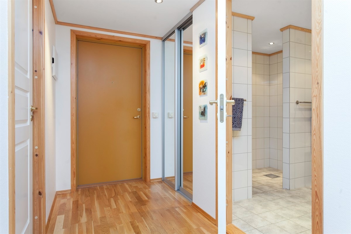 Gangen kan by på skyverdørsgarderobe med speilfronter og lett tilgang til alle leilighetens rom. Galleribilde