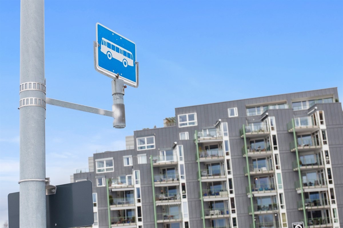 Busstopp like utenfor. Se atb og Bergheim Amfi sine hjemmesider om info på bussavganger. Galleribilde