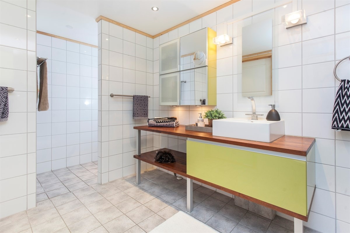 I den andre enden finner vi en stor og delikat dusjnisje med nedfelt gulvhøyde, slik at vann ikke renner ut på øvrige deler av baderommet. Galleribilde