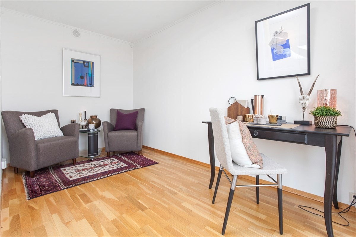 Denne delen av stuen er delvis delt av, her vil det lett kunne etableres et ytterligere soverom. Galleribilde