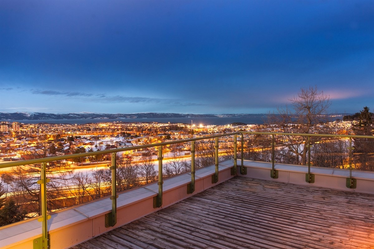 Panorama med fritt utsyn over hele Trondheim by, Trondheimsfjorden, Tyholttårnet og Munkholmen. Galleribilde