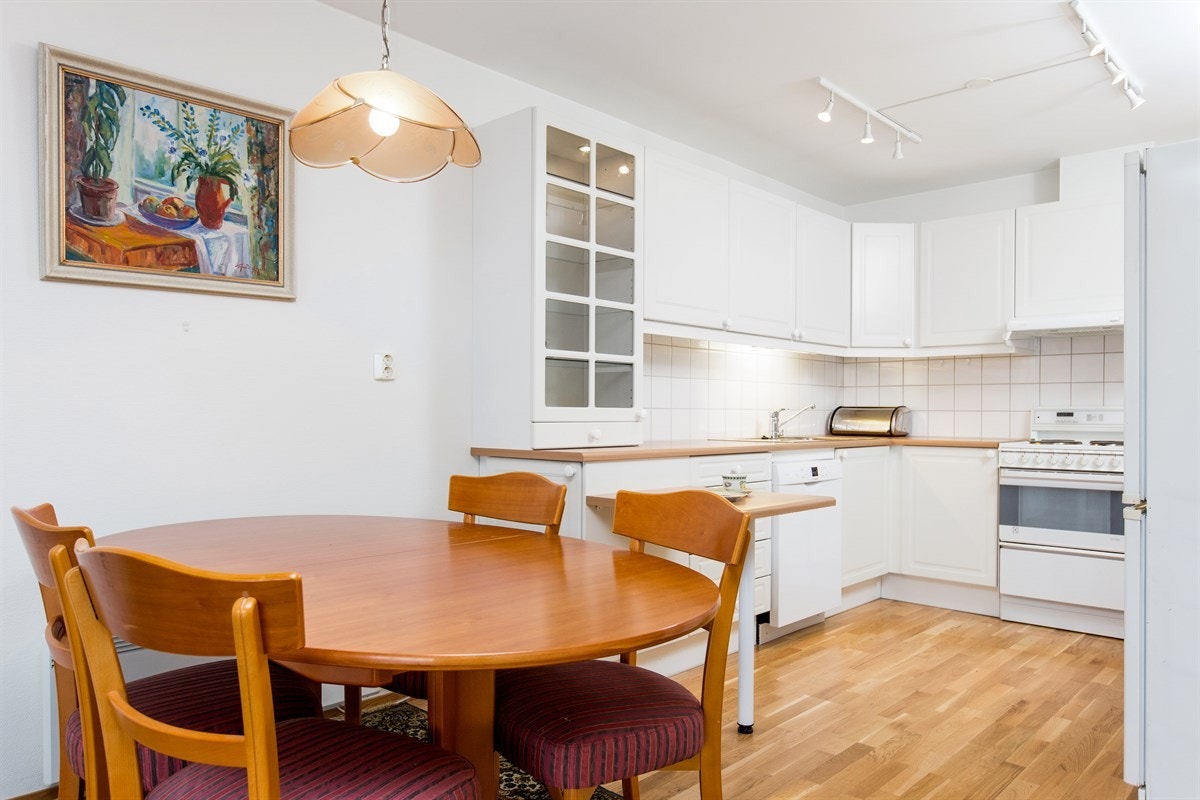 PROA Eiendomsmegling - Åpen løsning mot kjøkkenet utnytter arealet maksimalt. Kjøkkenet har godt med arbeidsbenk og skapplass. Her er det muligheter for en hyggelig spisegruppe. Galleribilde