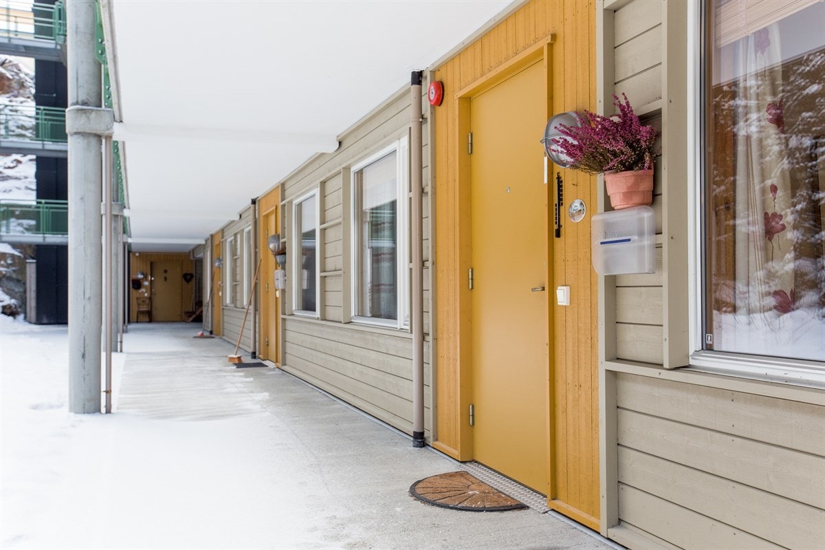 PROA Eiendomsmegling - I svalgangen kan man ordne en sittegruppe og nyte morgenkaffen i formiddagssola. Galleribilde