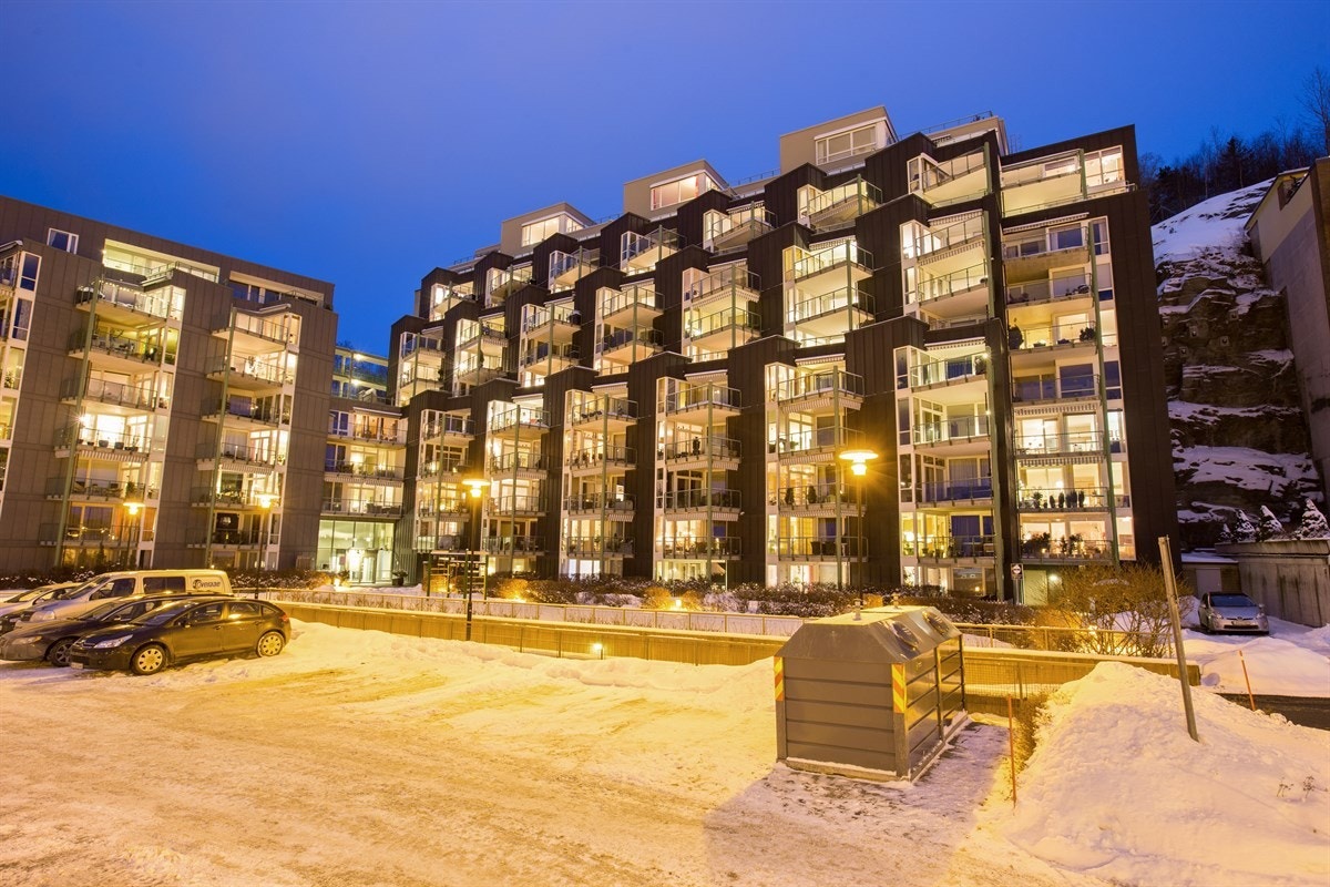 PROA Eiendomsmegling - Leiligheten har en meget attraktiv og populær beliggenhet med gangavstand til servicefunksjoner som dagligvarehandel, apotek, restaurant, bensinstasjon m.m. Galleribilde