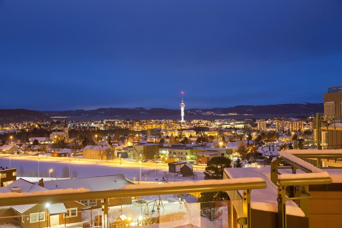 PROA Eiendomsmegling - På kveldstid har man et fantastisk lysskue over byen. Galleribilde