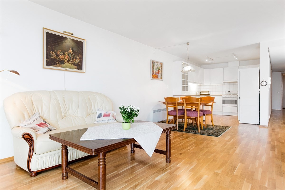 PROA Eiendomsmegling - Stuen har en todelt utforming, på denne måten får man en naturlig inndeling med lesehjørne og sittegruppe. Galleribilde