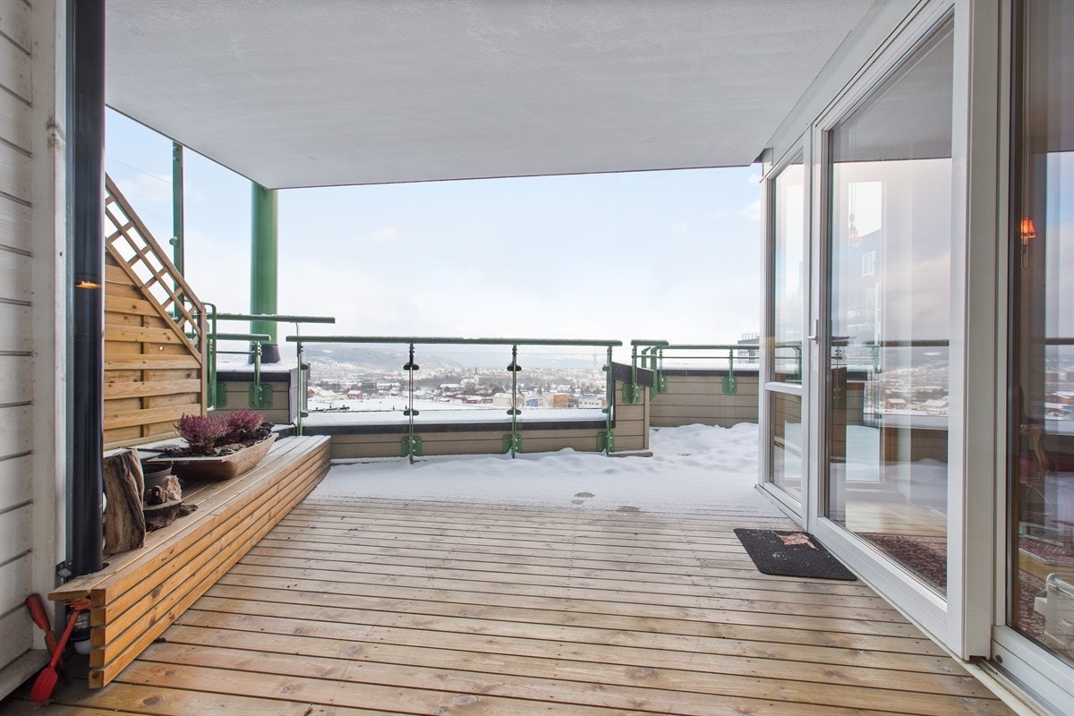 PROA Eiendomsmegling - Leiligheten nyter en stor solrik veranda med utgang fra stuen. Galleribilde