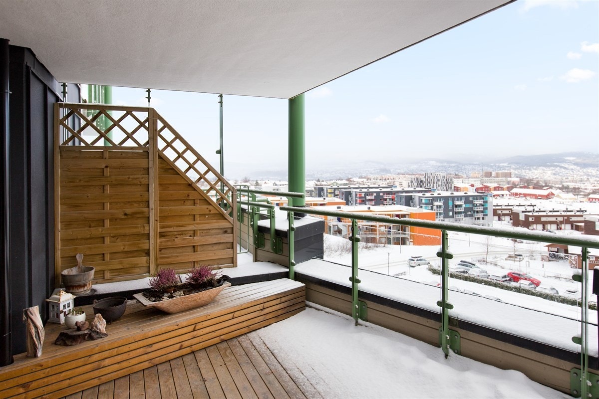 PROA Eiendomsmegling - Verandaen har plass til flere sittegrupper og kan brukes som en forlengelse av stuen på fine sommerdager. Galleribilde