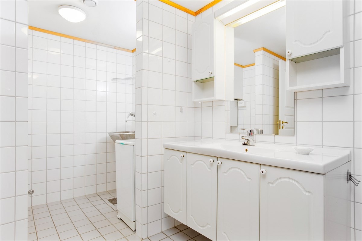 PROA Eiendomsmegling - Den romslige størrelsen gir en vaskeromsløsning med utslagsvask og opplegg for vaskemaskin. Galleribilde