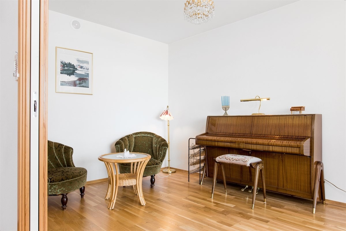 PROA Eiendomsmegling - Denne delen av stuen kan enten brukes som et koselig lesehjørne eller som ekstra stue. Galleribilde