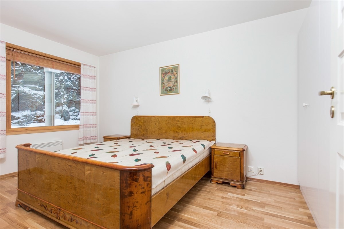 PROA Eiendomsmegling - Soverom 2 kan benyttes som gjesterom, kontor eller barnerom. Begge soverommene vender ut mot svalgangen. Galleribilde