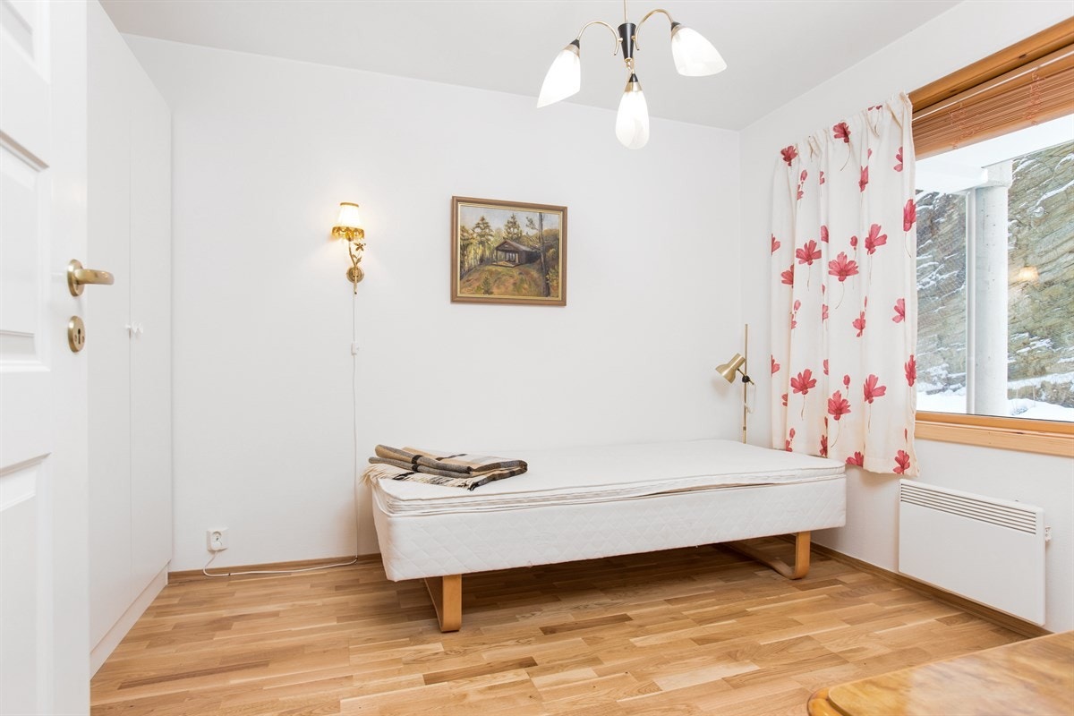 PROA Eiendomsmegling - Leiligheten har to soverom. Hovedsoverommet er av god størrelse med en romslig garderobeløsning. Galleribilde