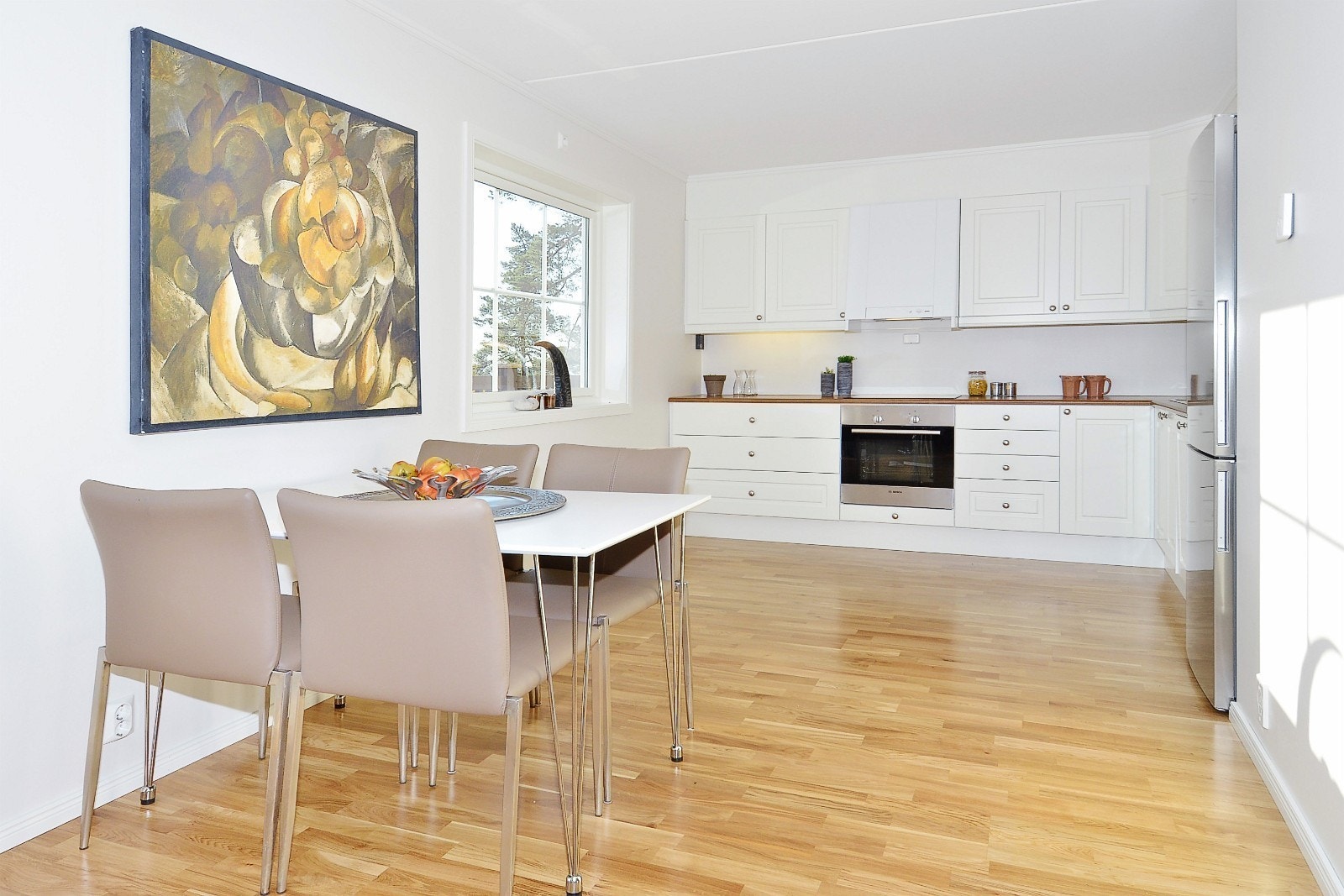 Illustrasjonsfoto - kjøkkenløsning avviker noe. ( Galleribilde