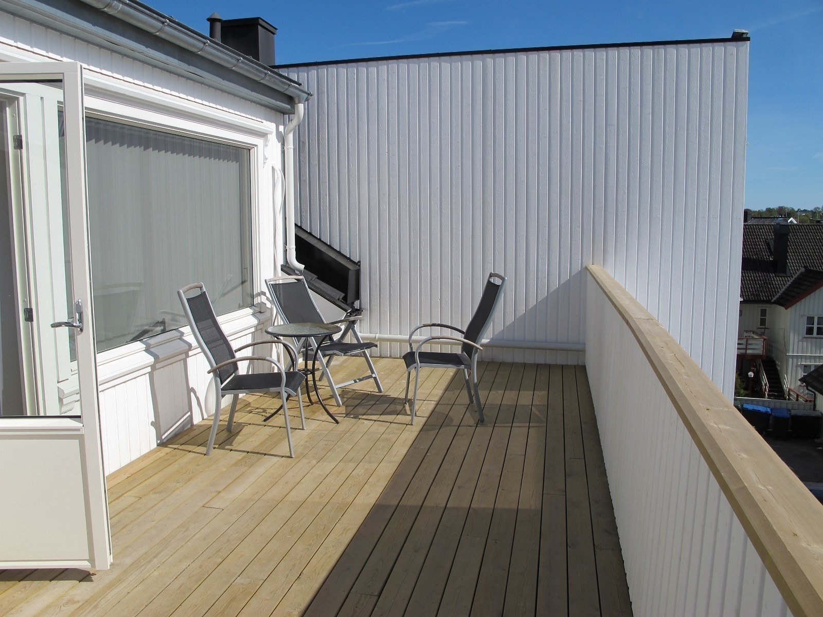 Terrassen i 3 etasje er 22 kvm stor. Her kan man nyte late sommerkvelder og strålende sol. Galleribilde