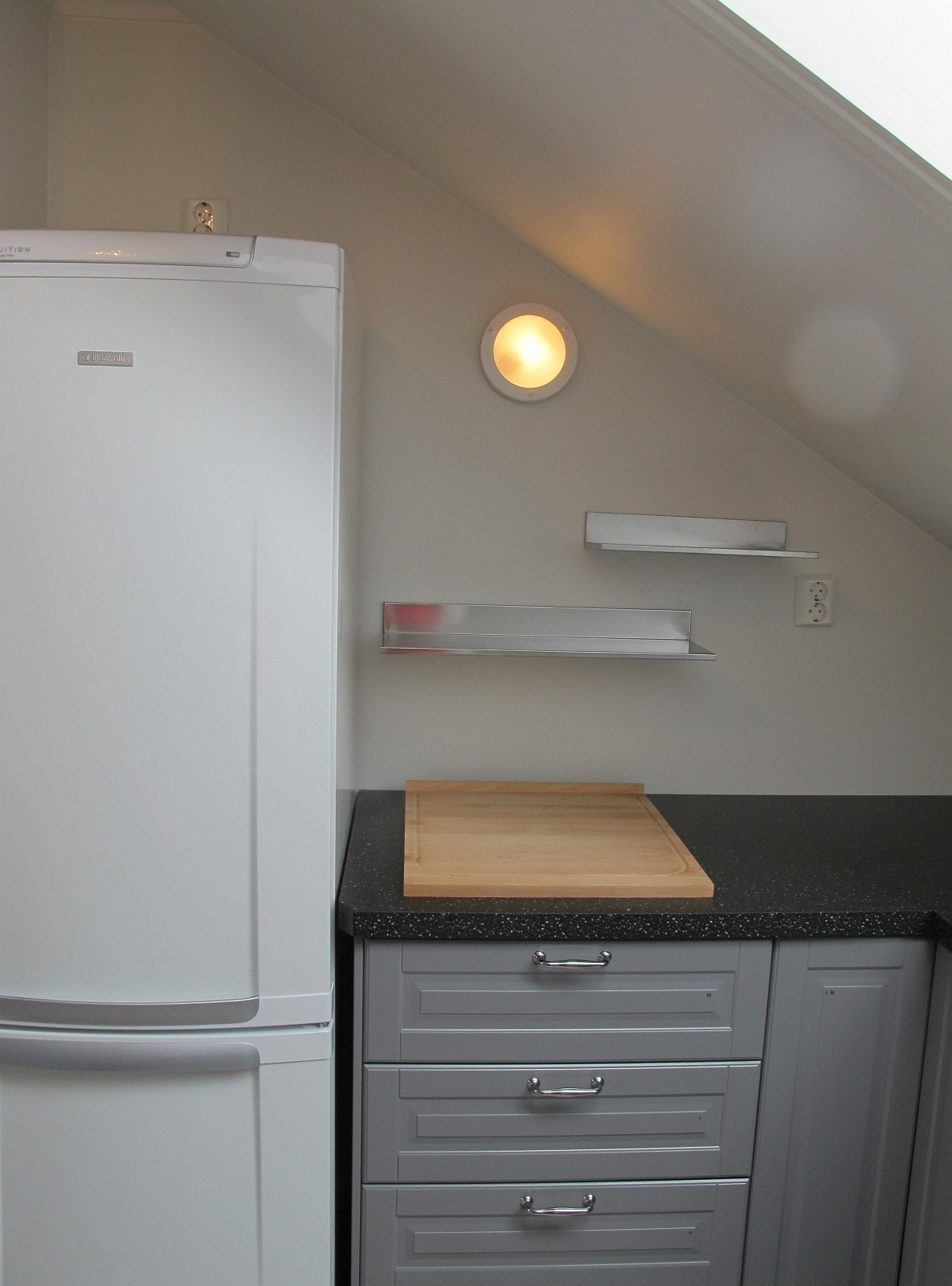 Eller bare en brødskive på benken. Basic ting som glass, kopper, asjetter, kniver, gafler, kjeler og stekepanner følger også med. Galleribilde