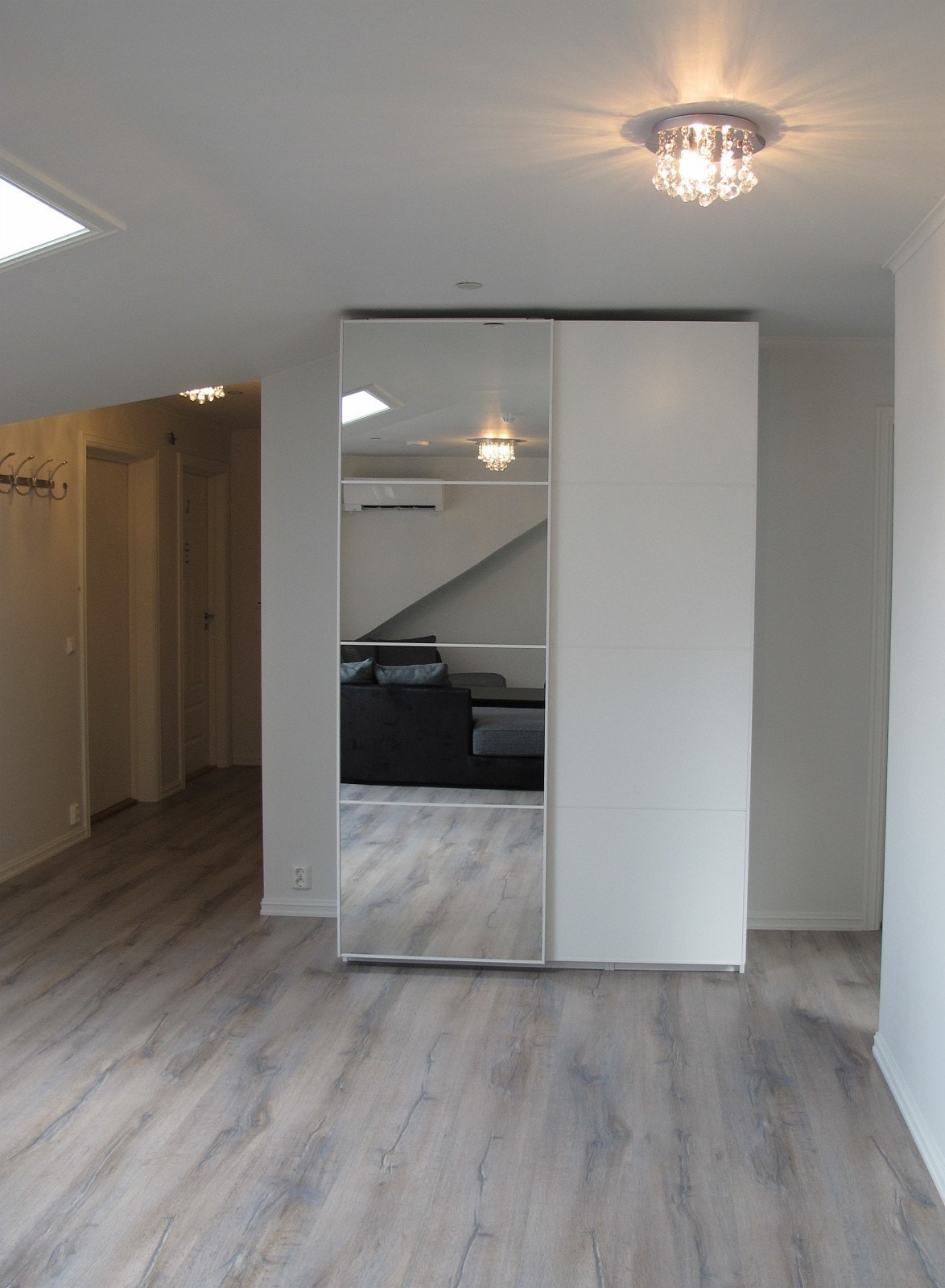 Garderobeskap for oppbevaring av f.eks. ytterklær. Det er også støvsuger i alle leilighetene. Galleribilde